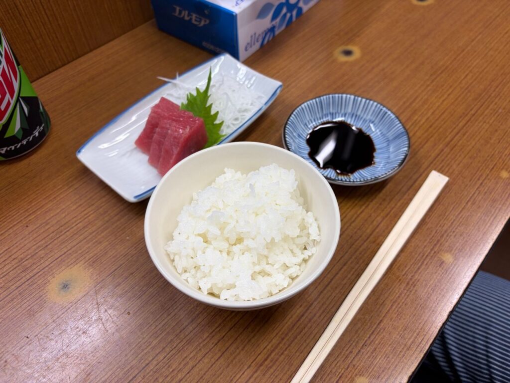 魚源食堂のお子様ランチ。新しい茶碗のご飯と鮪