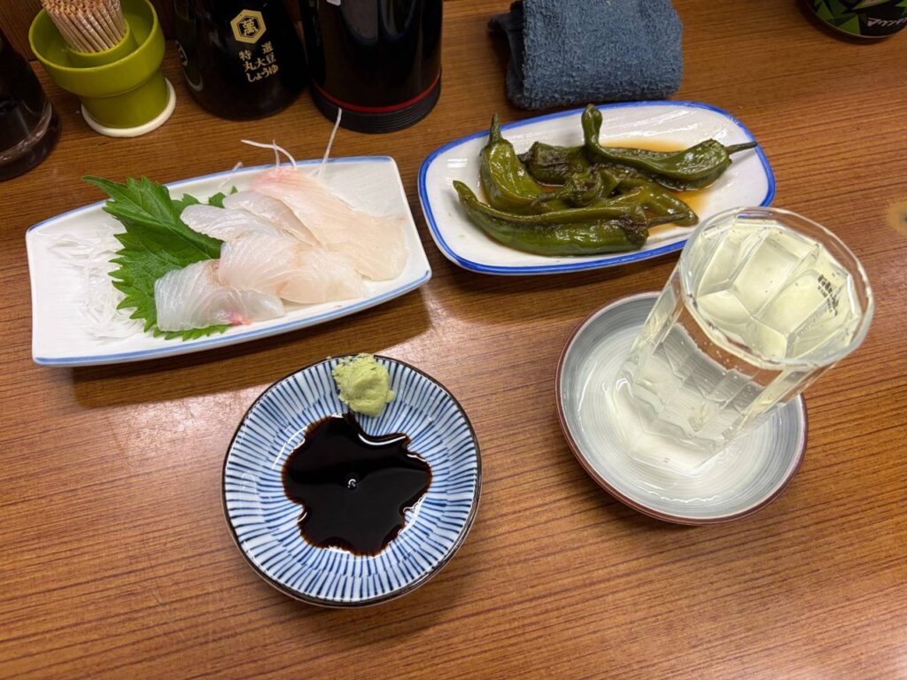 魚源食堂の鰈の刺身、ししとう、日本酒
