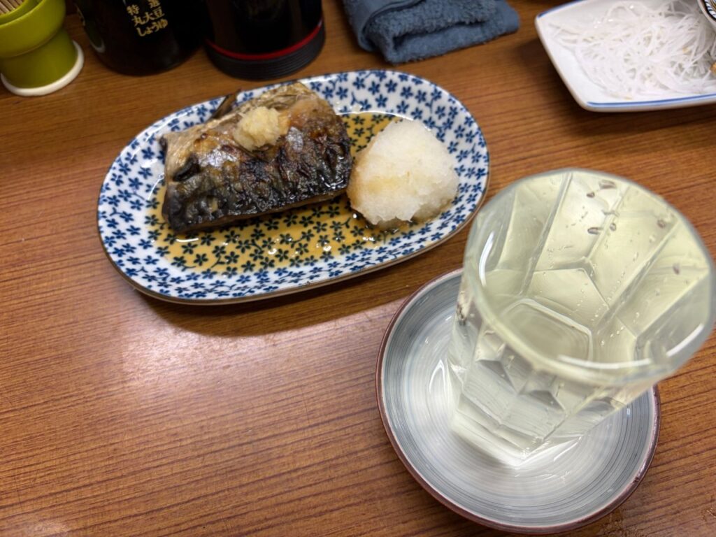 魚源食堂の鯖の塩焼き。大根おろしと三杯酢たっぷり