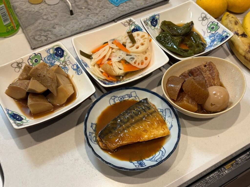 魚源食堂で買って帰ったお惣菜。鯖の味噌煮、煮物、ししとう、蓮根の和え物