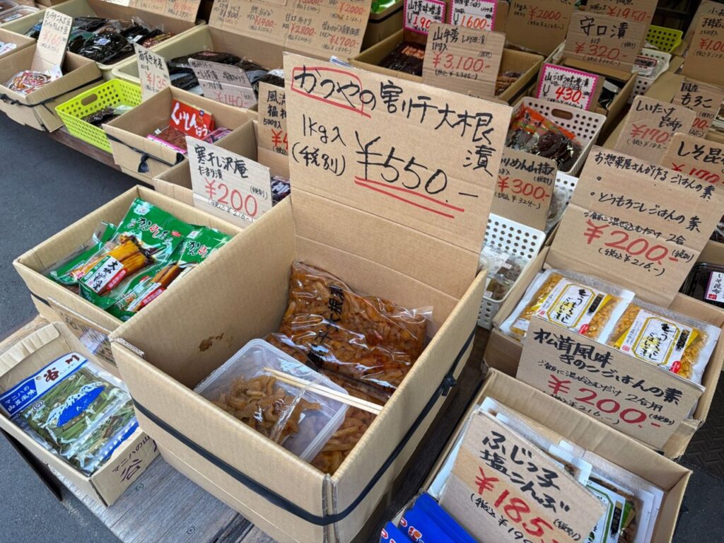 柳橋中央市場の漬物屋の店先に並ぶ「かつやの割干大根漬」1kg入り550円(税別)