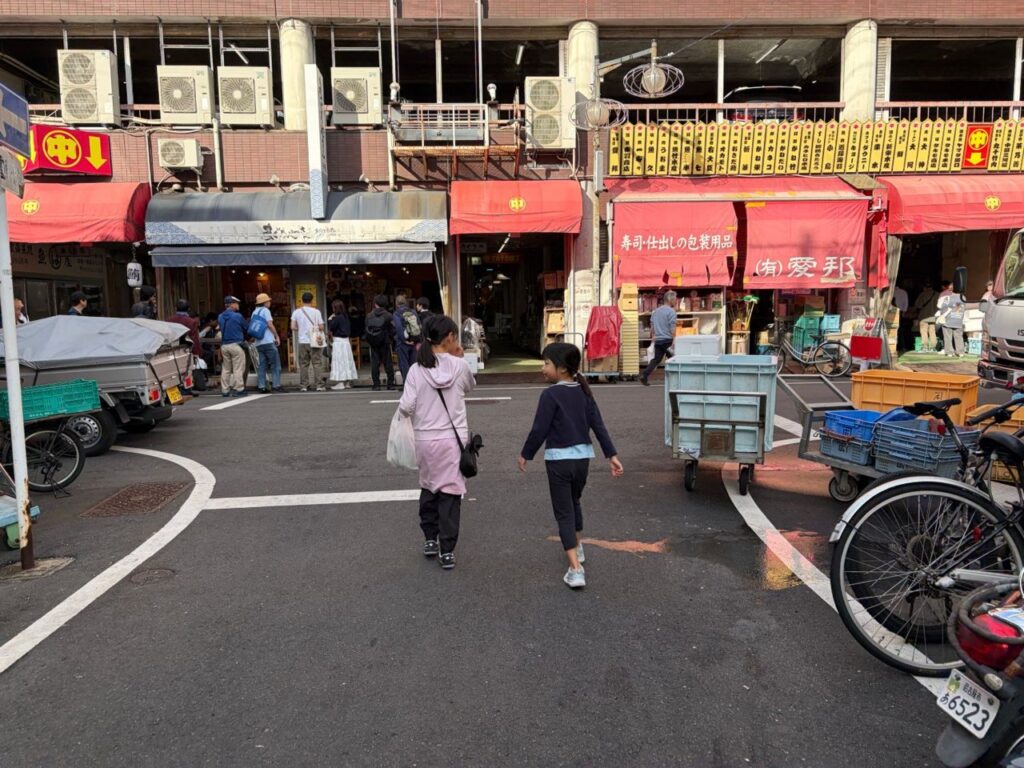 柳橋中央市場のマルナカ食品センター前を歩く子どもたち