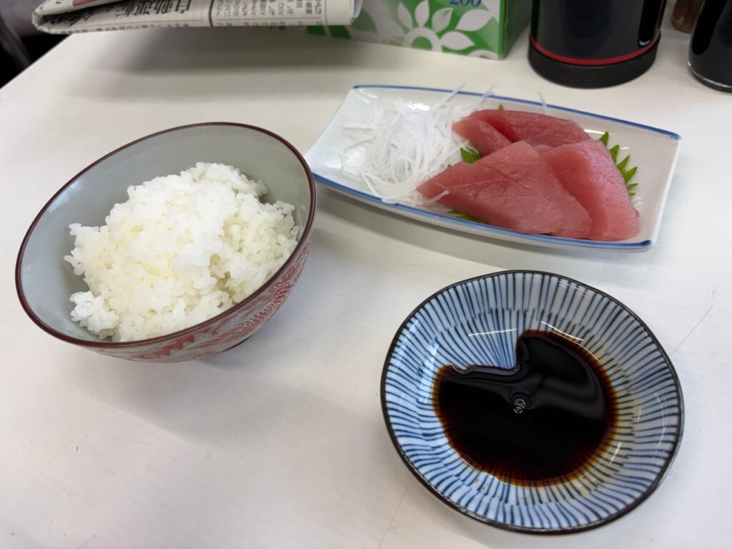 魚源食堂のお子様ランチ。鮪の刺身と茶碗ご飯
