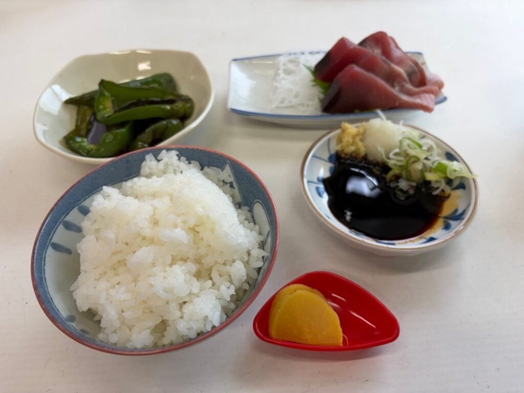 魚源食堂の鰹の刺身、ピーマン、ご飯、香の物とたまり醤油