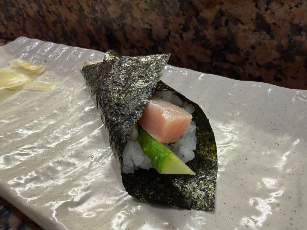 締めのマグロときゅうりの手巻き寿司